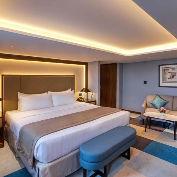 Queen Elizabeth 2 Hotel front view